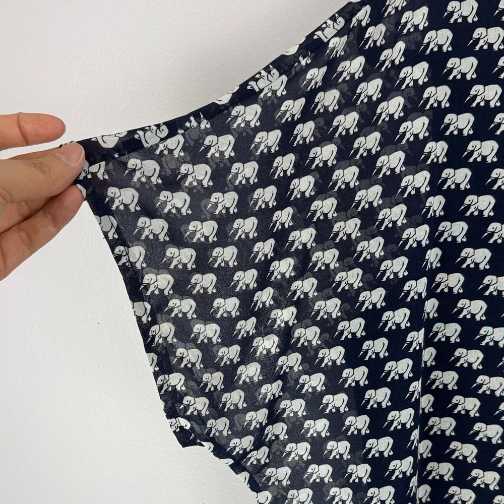 CAbi Parade Chic Blue White Elephant Print V-Neck Cap Sleeves Medium Blouse - Picture 4 of 12